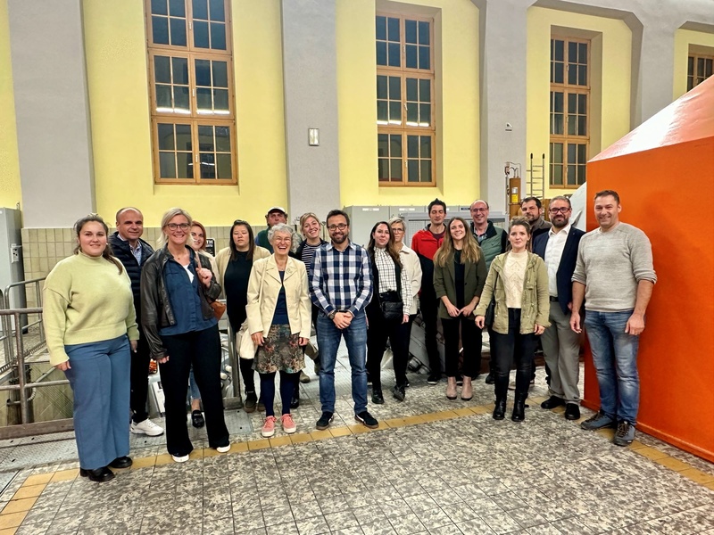 Vertreter:innen von Betrieben, Selbständige und das Team der REGIO Klostertal-Arlberg sammelten Ideen, wie die Region für Arbeitnehmer:innen attraktiv sein kann. 
                                    
                                        Arbeiten in der Region
