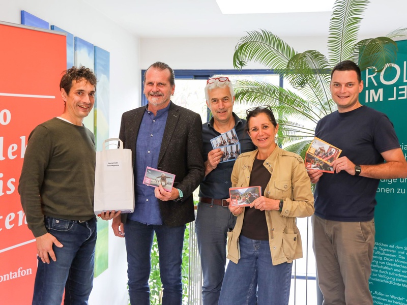 Peter Steurer, Regio-V, übergibt die Ideenkarten und Poster an Herbert Bitschnau (Bgm. Tschagguns und Standesrepräsentant Montafon), Bernhard Maier (Standessekretär), Elke Martin (Jugendkoordinatorin) und Alexander Zimmermann (Projektmanager). 
                                    
                                        Rollen im Wandel