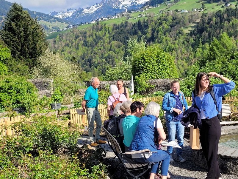 Über 30 Teilnehmende nahmen an der Auftaktveranstaltung zur Challenge "Ferien für den Rasenmäher" in der Propstei St. Gerold teil. 
                                    
                                        GE_NOW