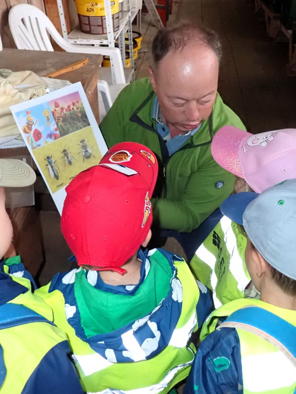 Hohenweiler Kinder zu Besuch bei Imker Elmar