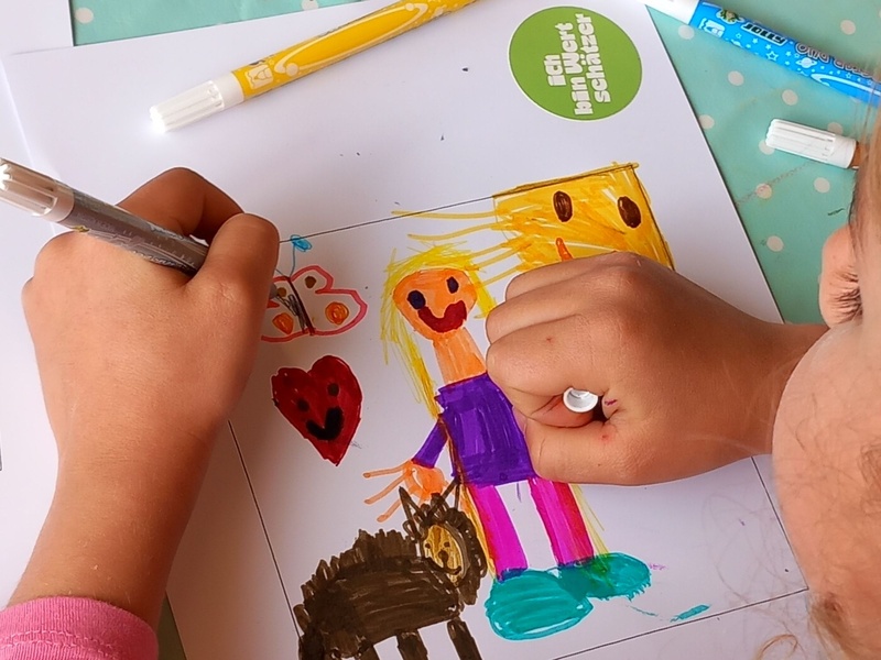 Aus von Kindern gemalten Bildern zur Frage "Was ist dir besonders wichtig?" entstanden in Doren eine Ausstellung und ein Memory-Spiel.
Was Menschen wirklich wichtig ist
