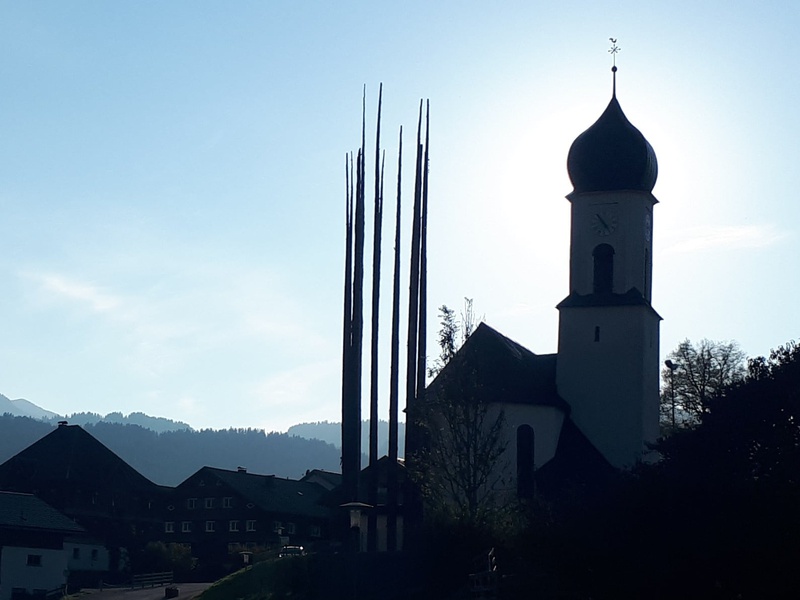 Einer der Fichtenstämme informiert die BesucherInnen über die Wichtigkeit der Verwendung von Holz aus der Region.