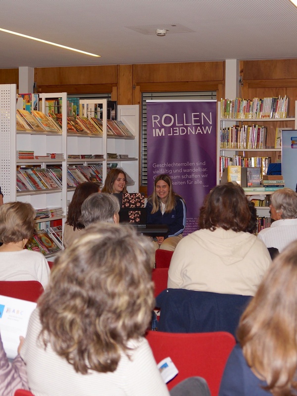 20 Interessierte holten sich bei der ersten Ausgabe von "Annas Büchercheck" Leseanregungen rund um das Thema Rollenwandel. Foto: Petra Kaiser