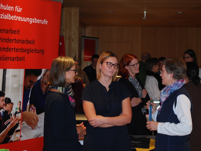 Pflegefachleute standen Interessierten beim Infoabend in Bezau Rede und Antwort.