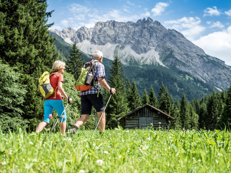 Wie lässt sich vermeiden, dass Wandernde ihren Müll am Wegesrand hinterlassen? Lösungsansätze zu vielen Konflikten liegen jetzt auf dem Tisch. Foto: Dominik Berchtold