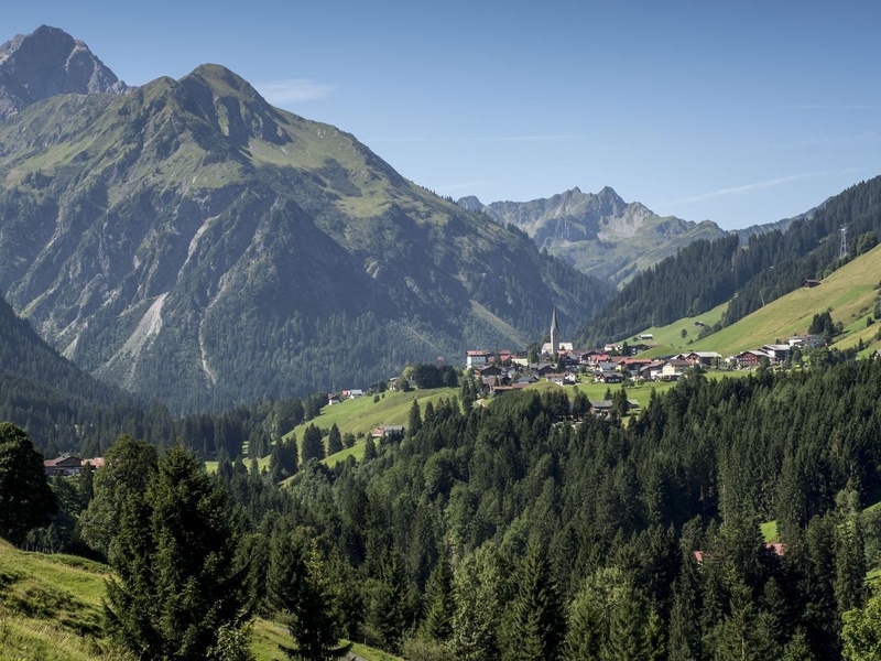 Die Natur im Kleinwalsertal leistet viel: Sie ist Lebensraum von Tieren und Pflanzen, Grundlage für den Tourismus und vieles mehr. Foto: Dominik Berchtold