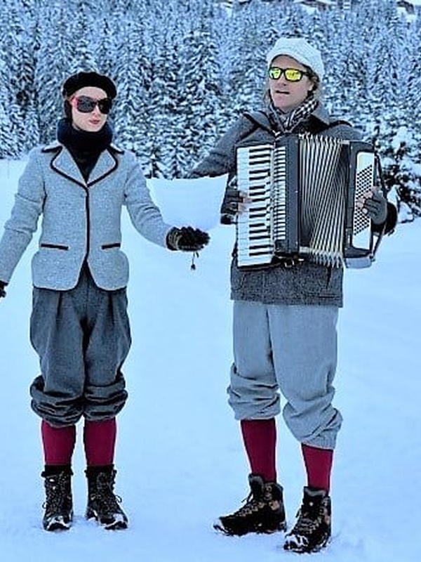 In "SKI LABOR LECH" wandern die Zuschauer*innen mit den Schauspieler*innen von Zug nach Lech, zu besonderen Schauplätzen der Skigeschichte. Foto: Lechmuseum Bernd Fischer