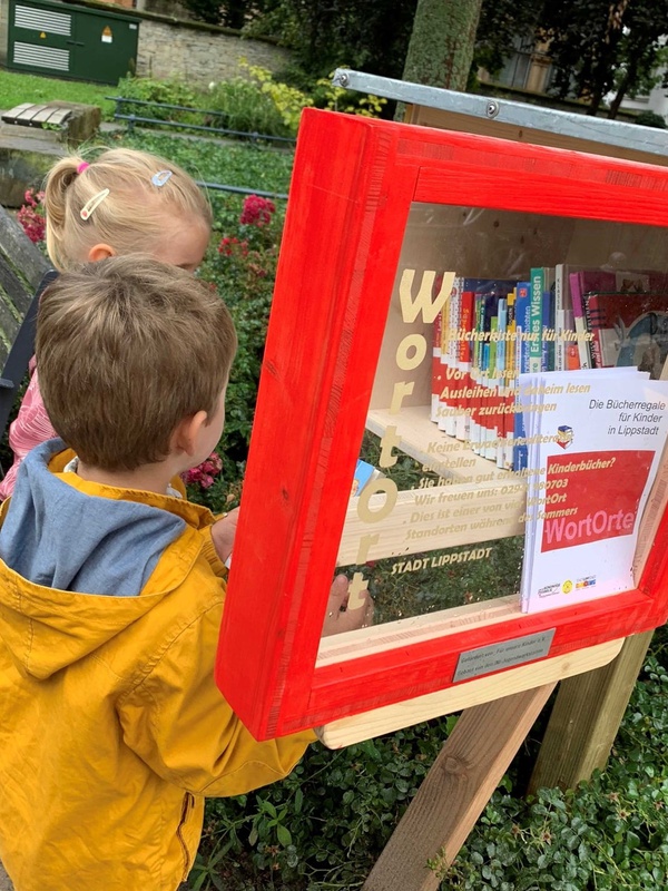 Im nordreinwestfälischen Lippstadt stehen seit dem Sommer vier Bücherkästen für Kinder, soganannte "WortOrte". Die Idee dazu brachte eine Bürgerin von ihrem Urlaub im Bregenzerwald mit. Foto: Stadt Lippstadt