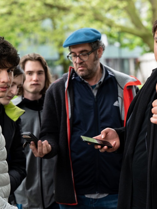 Berufsschüler*innen testeten am 10. Mai erstmals die App Actionbound, die in Form einer Schnitzeljagd zeigt, wie Vorarlberg mit Hilfe von EU-Geldern nachhaltiger wird. Foto: Land Vbg./A. Serra