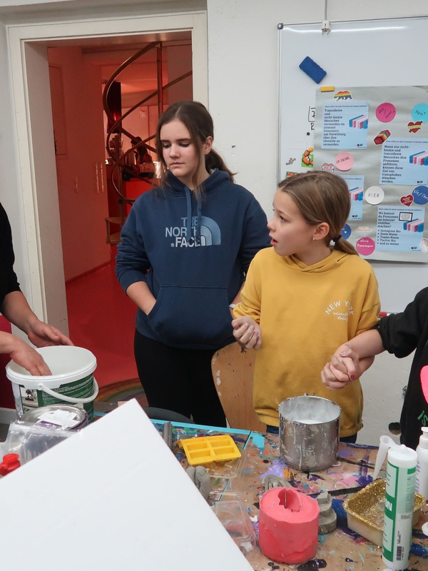 „Hands on“ hieß es beim Besuch der Mädchen aus dem Großen Walsertal im Mädchenzentrum Amazone in Bregenz. Mädchen können sich dort auf vielfältige Art ausprobieren. Foto: Verein Amazone