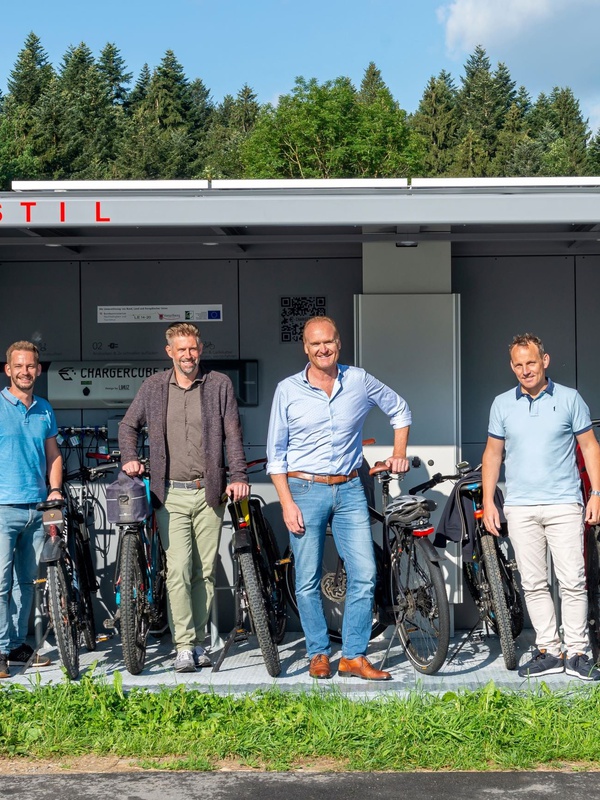 Die Bürgermeister der Vorderwald-Gemeinden freuen sich über den ChargerCube in Sulzberg, der die Kombination von Rad und Bus attraktiver macht. Foto: Mario Nußbaumer