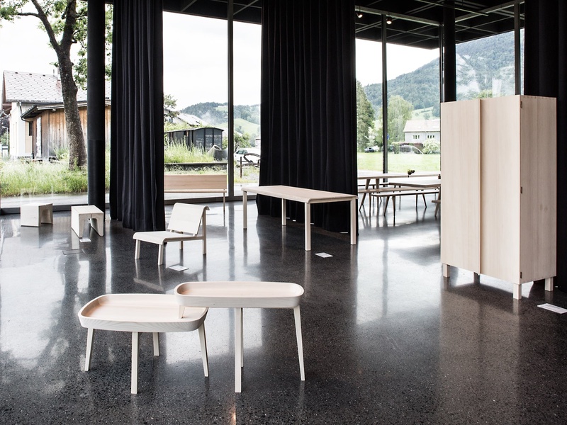 Die Sommerausstellung im Werkraumhaus zeigt Gemeinschaftsarbeiten von Designer*innen aus Deutschland und Handwerkern aus dem Bregenzerwald. Foto: Roswitha Schneider