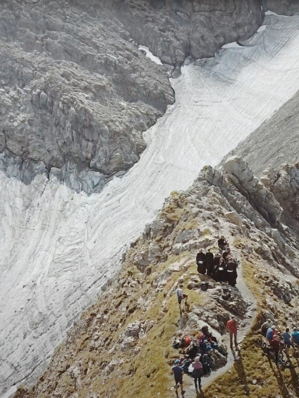 Direkt am Gipfel der Roten Wand und an der Alpe Klesenza nahmen die Teilnehmenden Abschied vom schmelzenden Gletscher - verbunden mit der Aufforderung, rasche Maßnahmen gegen den Klimawandel zu setzen. Foto: Christoph Eberl, Sympoietic Society