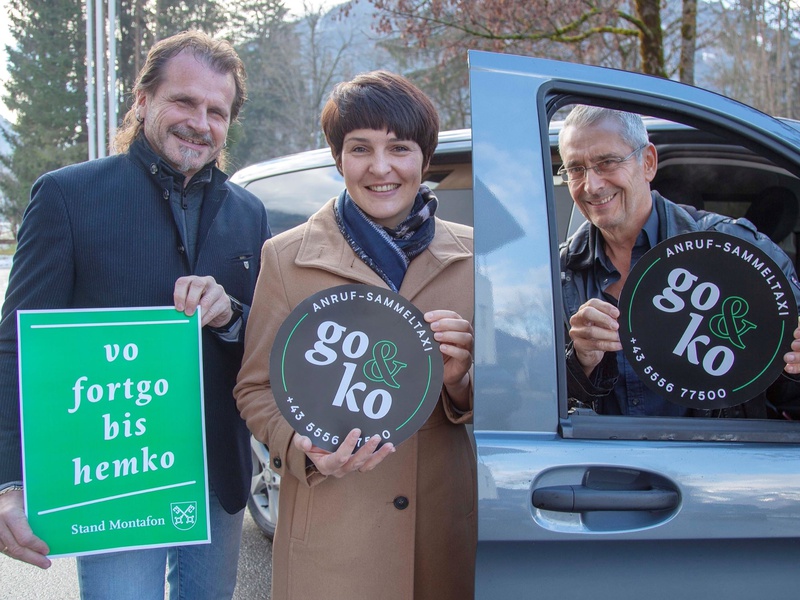 Standesrepräsentant Bgm. Herbert Bitschnau, die LAbg. Monika Vonier und „go&ko“-Betreiber Thomas Tröszter freuen sich über den Start des Montafoner Anruf-Sammeltaxis. (Foto: www.meznar.media)