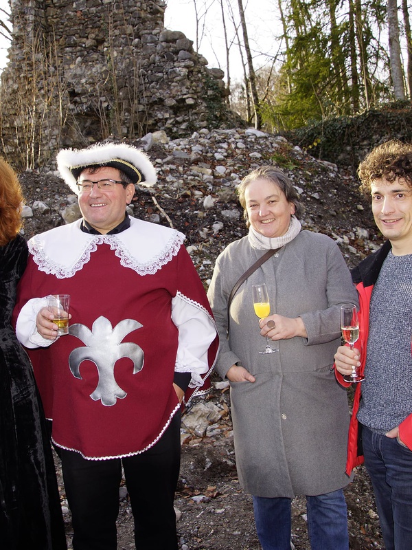 Gäste bei der Grundsteinlegung (v.l.): Alexandra Wucher, Willi Müller, Barbara Neyer, Peter Steurer (Regio-V). Foto: Verein Burgfreunde Blumenegg