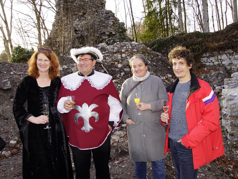 Gäste bei der Grundsteinlegung (v.l.): Alexandra Wucher, Willi Müller, Barbara Neyer, Peter Steurer (Regio-V). Foto: Verein Burgfreunde Blumenegg