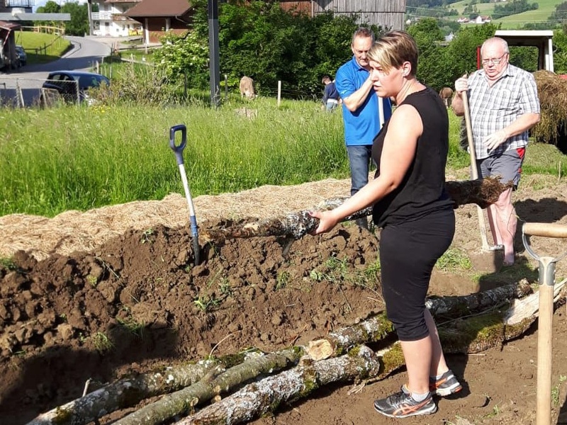 Bei der Permakultur-Ausbildung legten die Teilnehmenden ein Hügelbeet an.