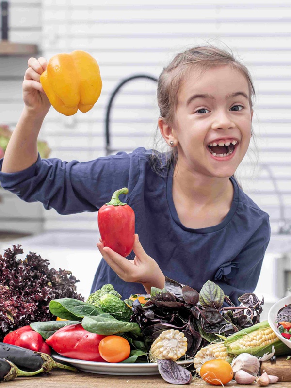 Mehr Gemüse essen statt Fleisch, ohne Auto zur Schule kommen, seltener das Handy verwenden: Schulkinder können bei der KlimAktion-Challenge mithelfen, das Klima zu schützen. Foto: pvproductions auf Freepik