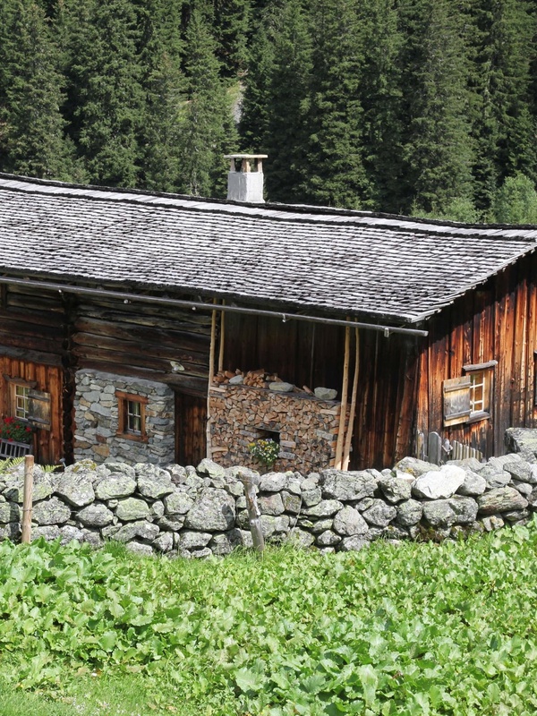 Aktuell wird beim Projekt „Werkzeugkoffer Maisäßsanierung“ am Handbuch und der Wanderausstellung gearbeitet. Foto: Stand Montafon/www.meznar.media