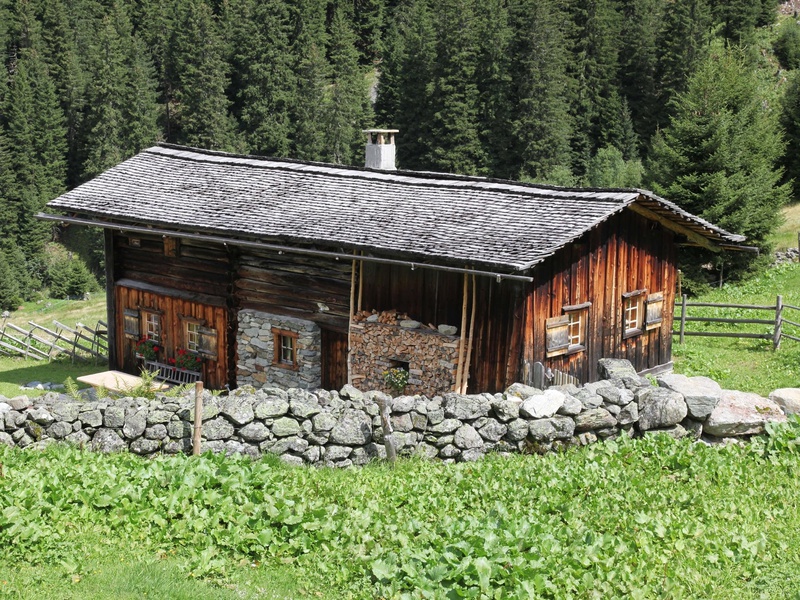 Aktuell wird beim Projekt „Werkzeugkoffer Maisäßsanierung“ am Handbuch und der Wanderausstellung gearbeitet. Foto: Stand Montafon/www.meznar.media