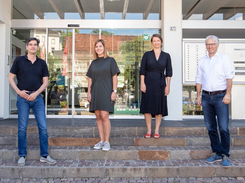 Neben dem Land Vorarlberg ist auch die Gemeinde Egg Träger der Kooperation. Im Bild: Urban Weigel (MS Bregenzerwald), Beate Blank (VS Großdorf), Veronika Sutterlüty (Kulturbüro Bregenzerwald), Paul Sutterlüty (Bürgermeister Egg). Foto: Isabella Köb