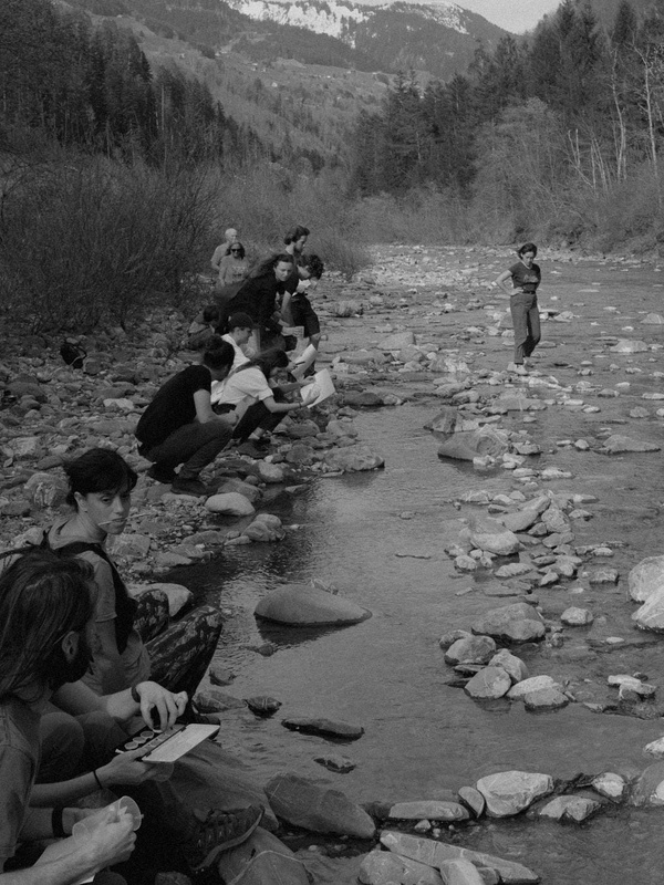 Eine Ausstellung stellt die Gedanken einer internationalen Gruppe zur Beziehung Natur und Mensch am Beispiel Wasser in St. Gerold vor. Foto: Stefan Kraupner