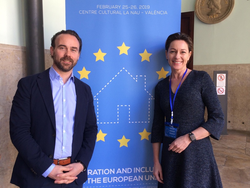 Robert Moosbrugger (PlurAlps Projektkoordinator) und Martina Rüscher (Landtagsvizepräsidentin, Vorstandsmitglied Regionalentwicklung Bregenzerwald) bei der Konferenz „Migration und Inklusion in der Europäischen Union“ in Valencia.