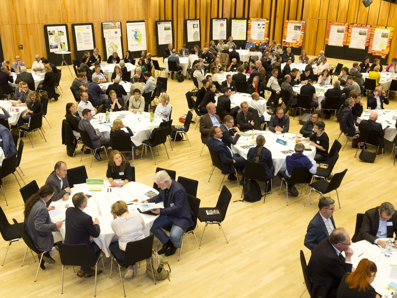 Interessengruppen diskutieren, wie das Raumbild Vorarlberg 2030 aussehen soll. Foto: D. Mathis